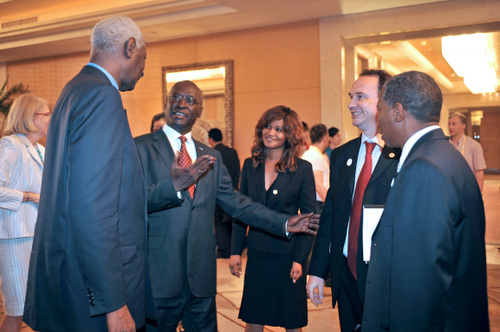 Francis NIZET serre la main d'Abdou Diouf