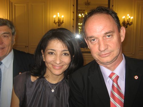 Avec le Secrétaire d'Etat.