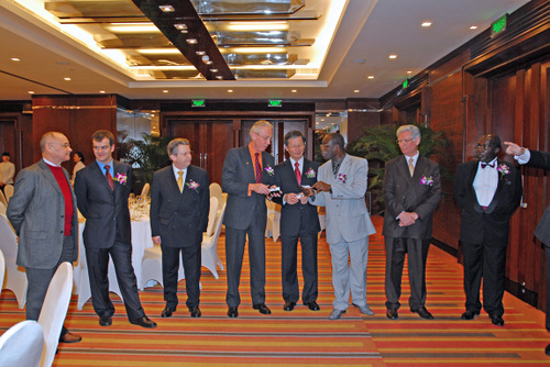 Le bureau accueille les invités.