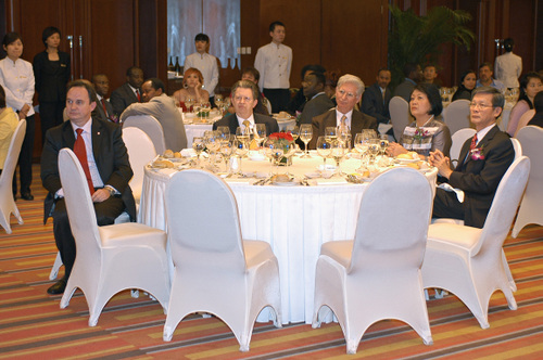 Une des tables des Ambassadeurs.