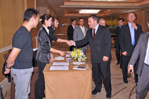 Salué par les hotesses chinoises