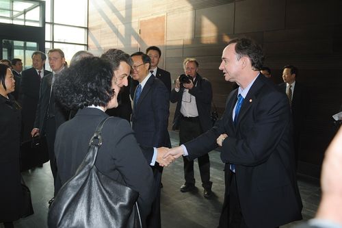 L'accueil du Président de la république, je lui transmets les mots de bienvenue de la communauté.