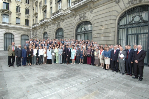 Photo de famille de l'Assemblée dans la cour du Centre de Conférences Internationales avenue Kléber