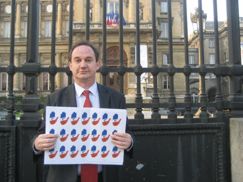 Devant le Quai d'Orsay avant la séance inaugurale.