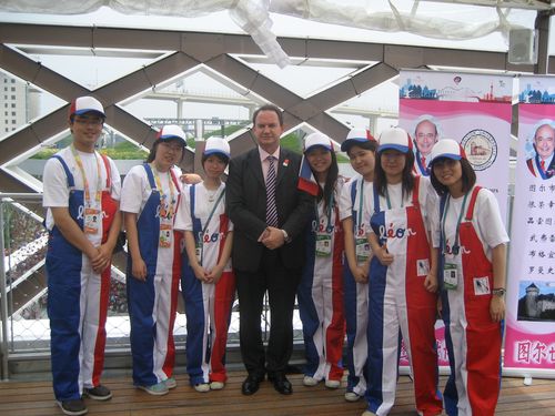 Sur le toit du Pavillon de France à l'expo de Shanghai.